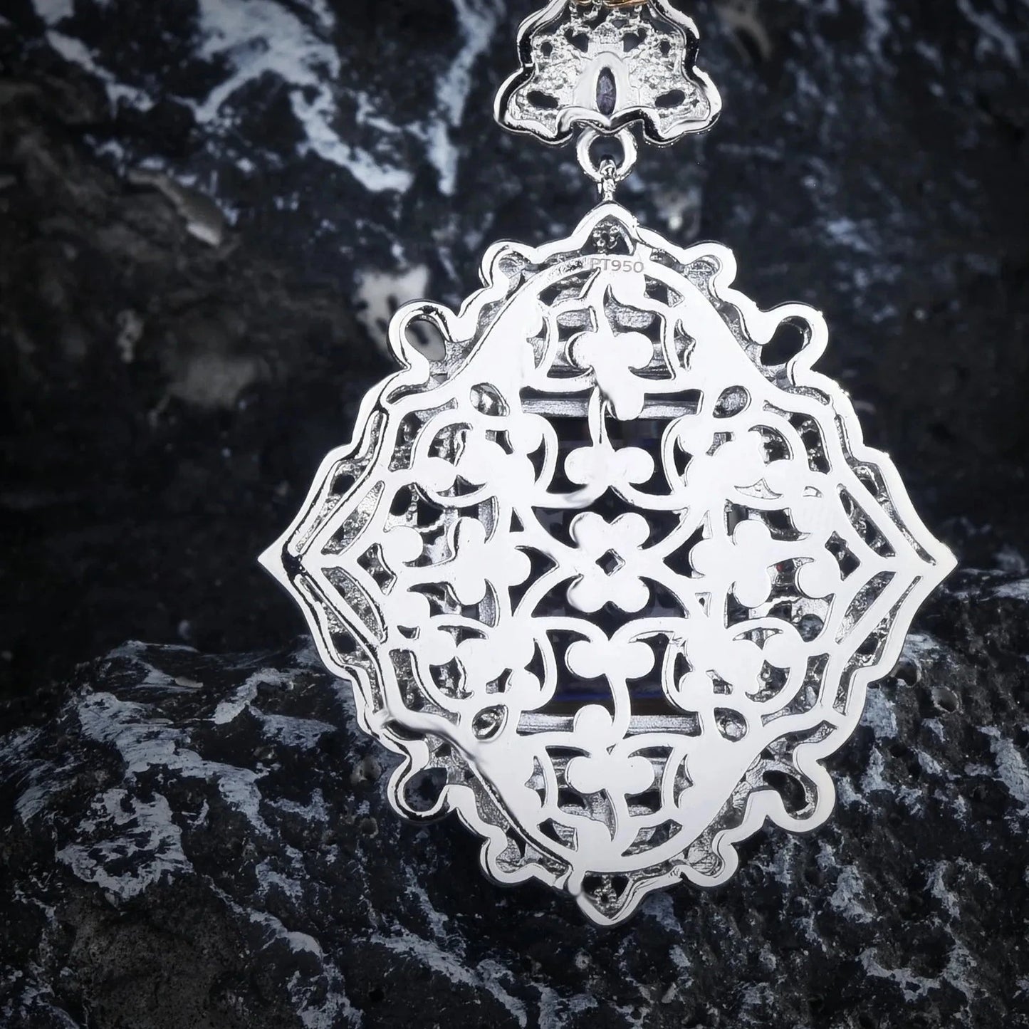 Italian Vintage Jewelry Hollow Out Carved Aesthetics Pendant Necklaces